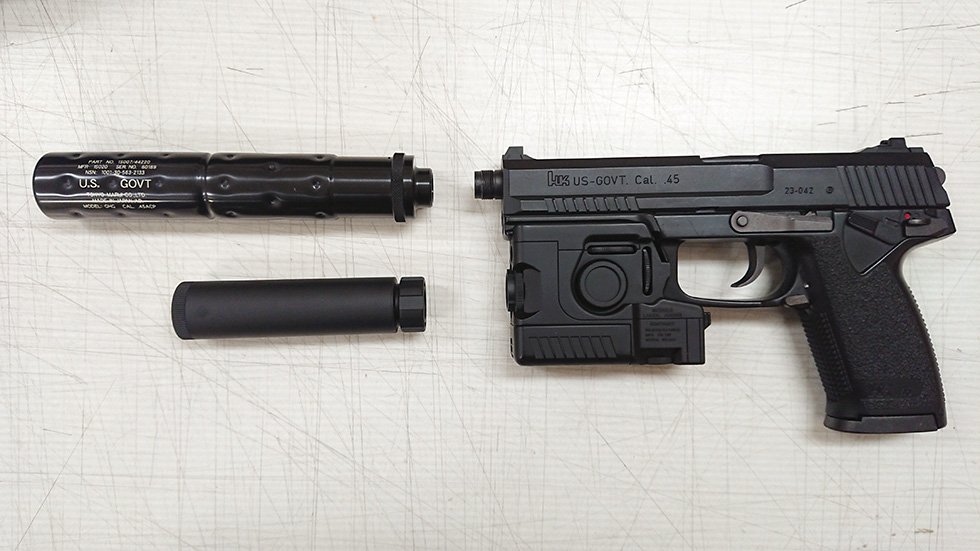 ソーコム Mk23』付属のサイレンサーと比べると、かなりコンパクトです