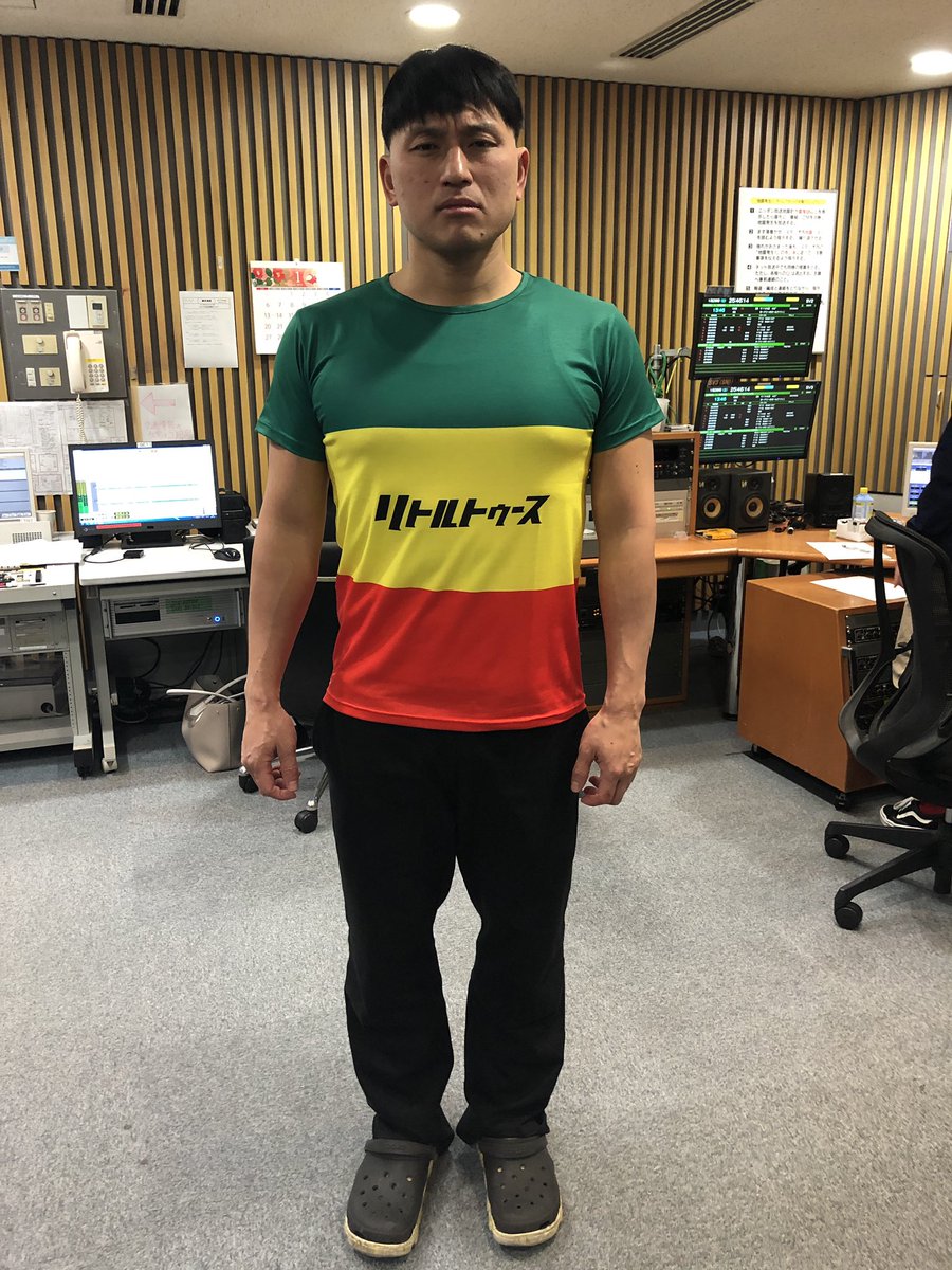 ラスタカラーのリトルトゥースTシャツを着た春日さん #annkw