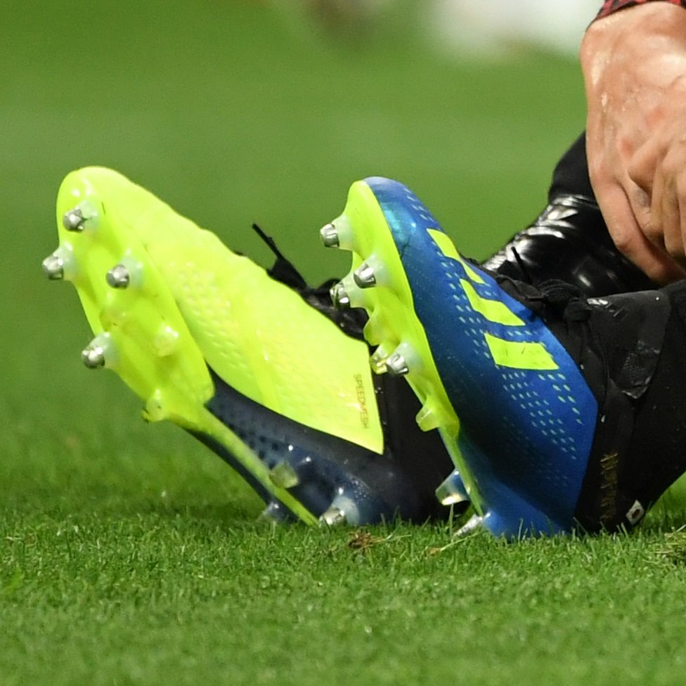 浦和レッズ DF 槙野智章 選手 着用スパイクは アディダス 『エックス