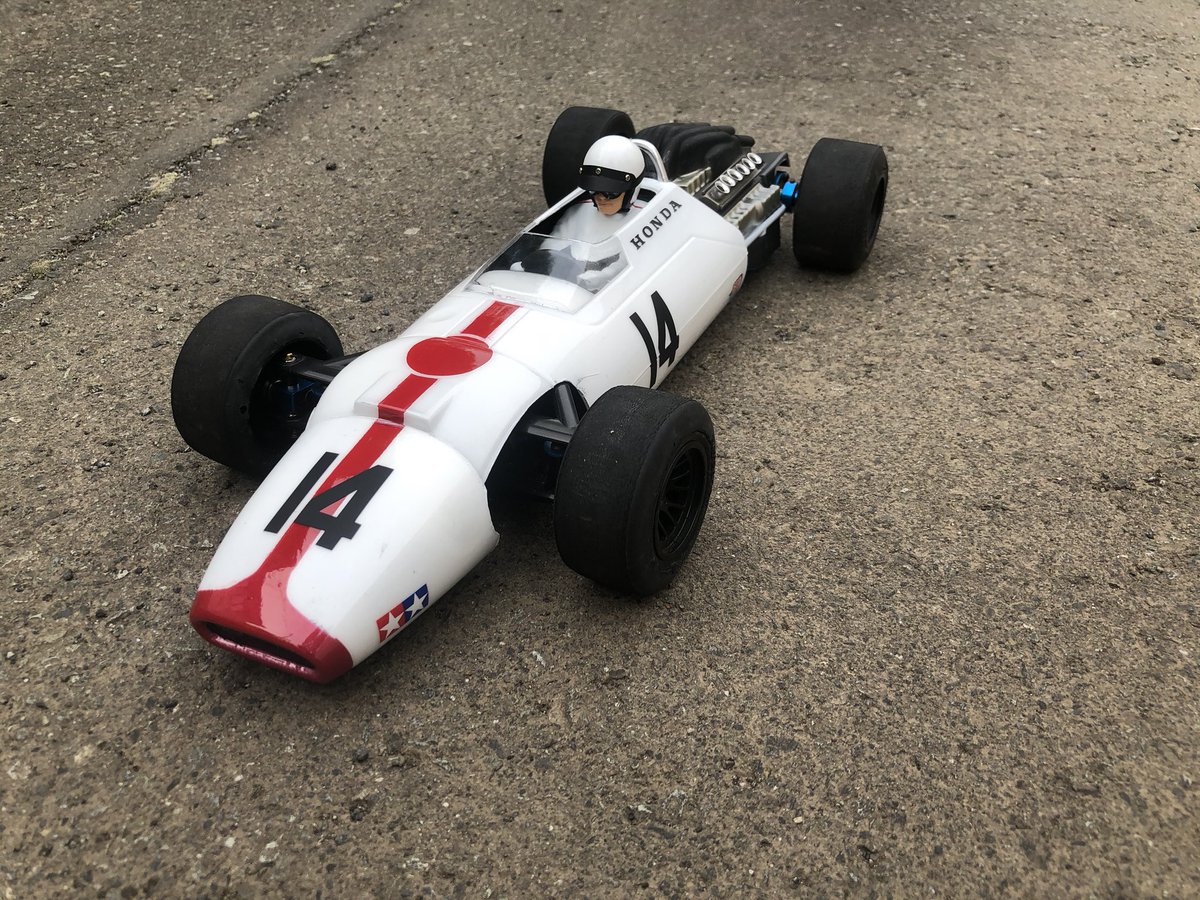 二か月程前から制作していた葉巻型F1のボディがほぼ完成。 シャシーは