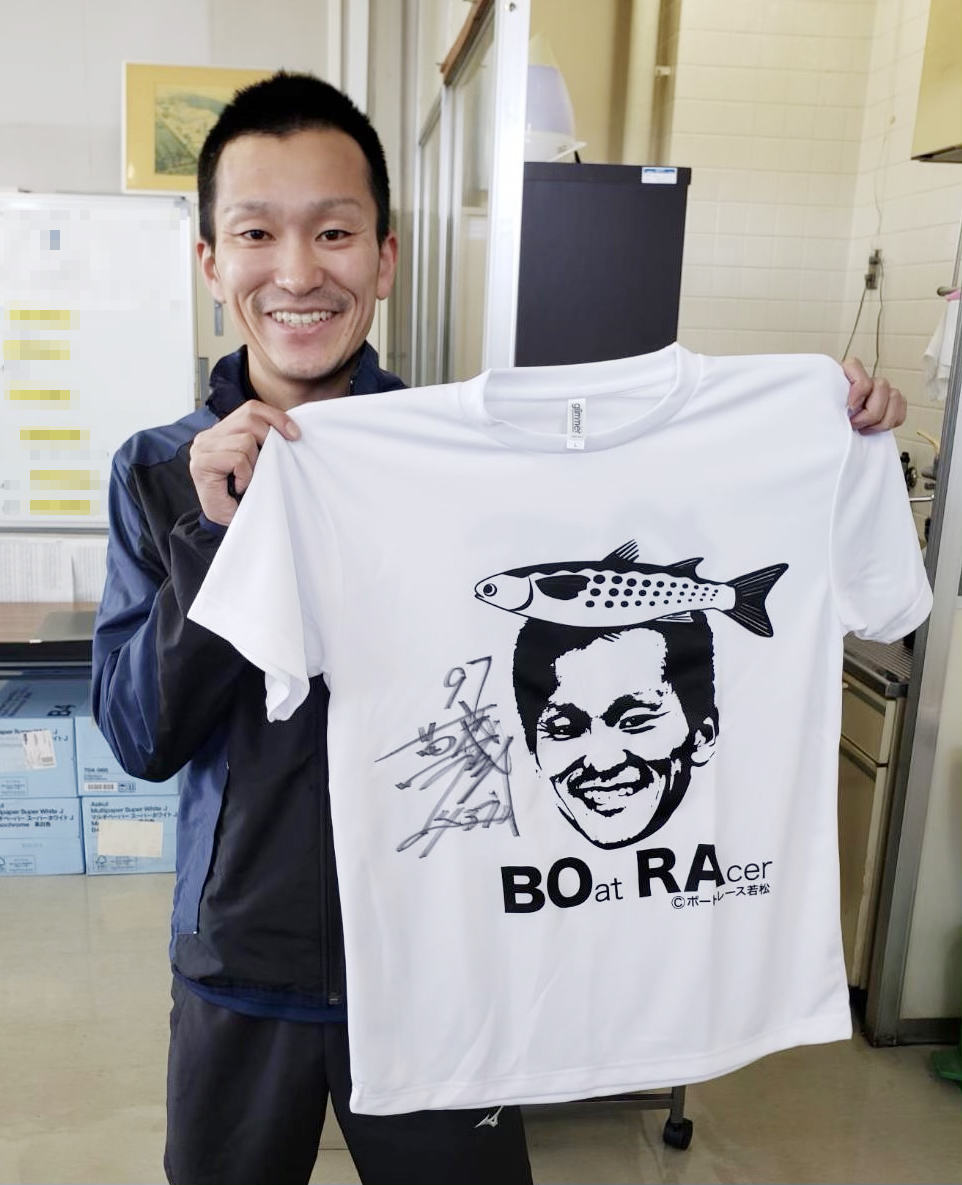 かぱっ🥒 好評だったこのTシャツ( ⊙ ౪ ⊙)✨ #西山貴浩 選手にサイン