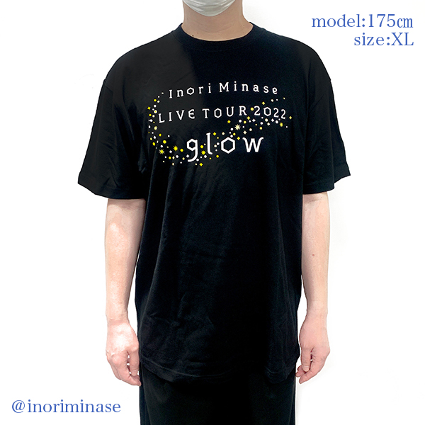 TシャツAはブラックのボディにロゴが輝くライブTシャツ。バックには