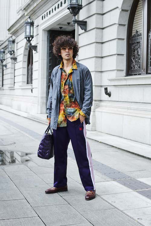 NEEDLESのジャージを取り入れた“滝藤スタイル” （『#服と賢一 #滝藤