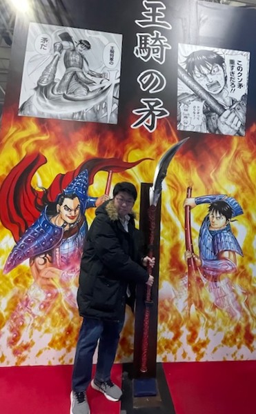 ジャンプフェスタ2026の会場内、『キングダム』のフォトスポットで撮影