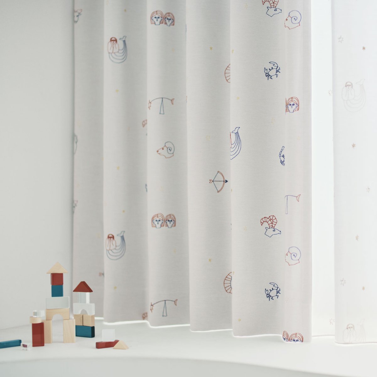 unicoの新作カーテンをご紹介！ 12星座や星のイラストを刺繍で表現した