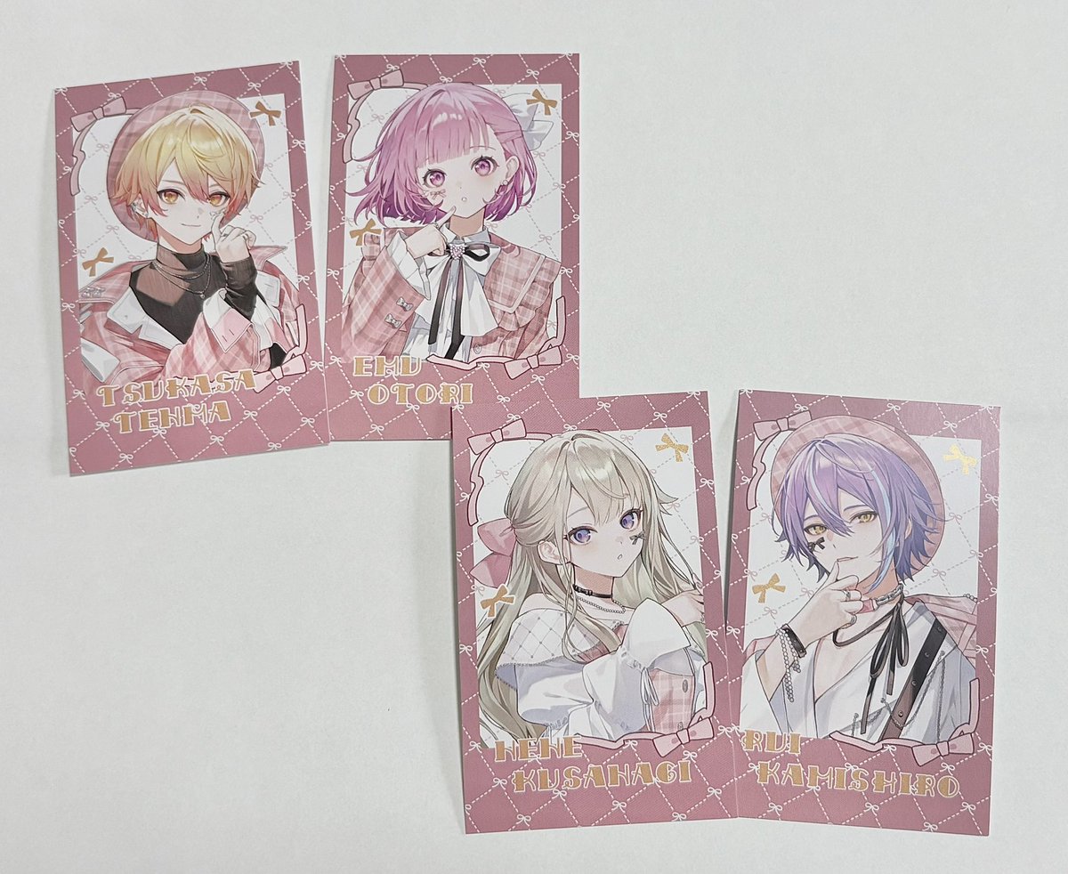 アクスタとチェキ風カードこんな感じです！