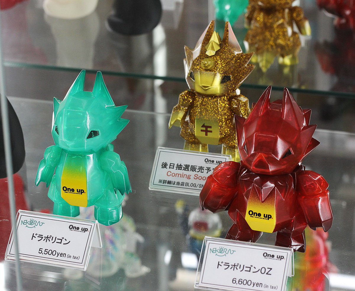 レギュラーカラーのドラポリゴン各種の、One up. 限定版「LOGO」入りが