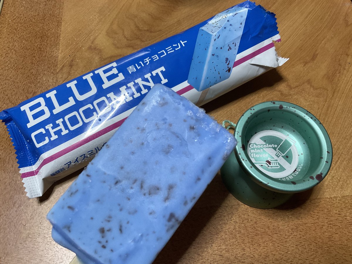 チョコミントは歯磨き粉ではないが、そこまで青くすることもないだろう。