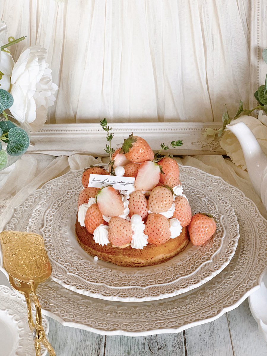 白いちごのタルト作ったよ🤍 赤いいちごも可愛いけどこの淡い色合いも