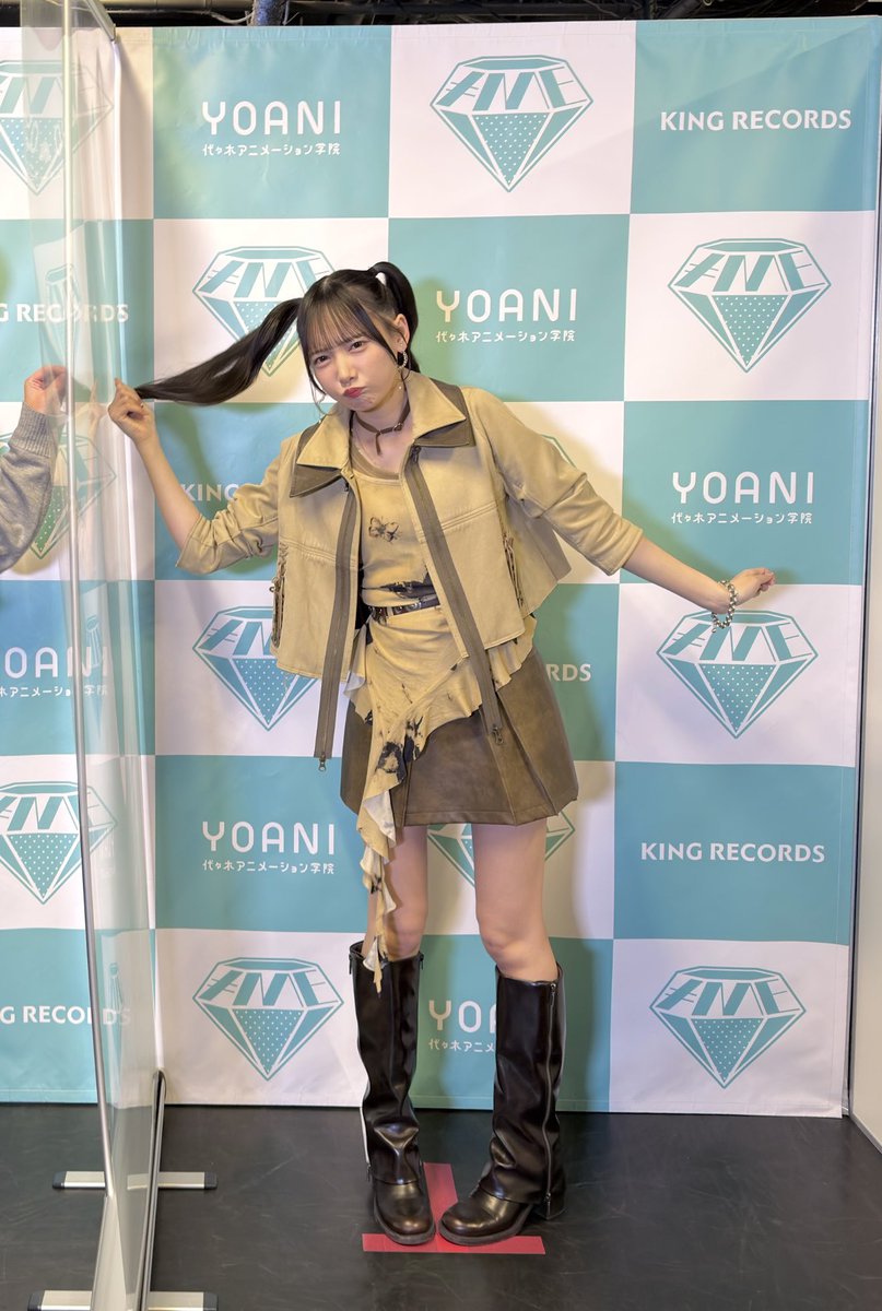 個撮の1週間前のお話会から、ツインテール 引っ張るポーズをやりたがっ