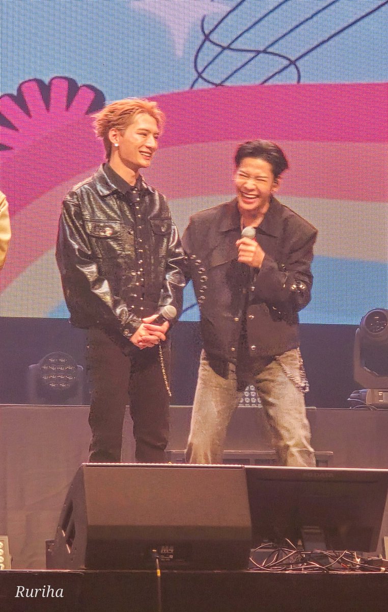 ちょっとイチャッとした瞬間( ✧Д✧) ｶｯ 腰に手が回ってたよ👀(多分ね