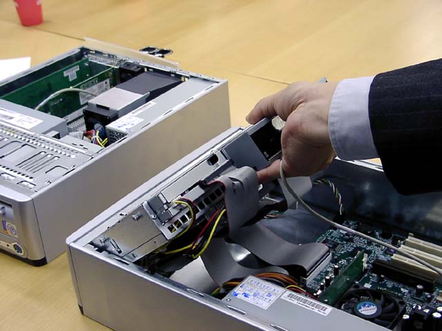 コンパック、新設計スリムケース採用「Evo Desktop D300 ST」