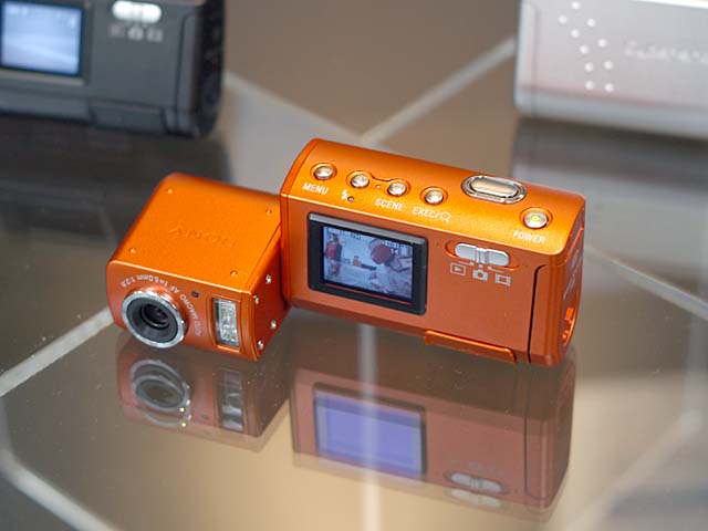 ソニー、サイバーショットUの回転レンズモデル「DSC-U50」