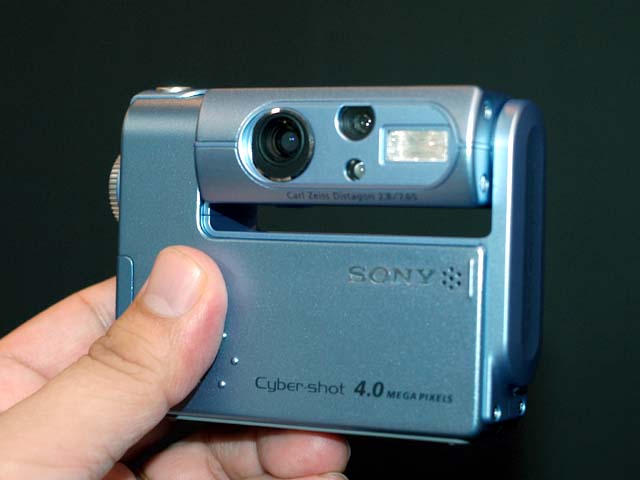 ソニー、回転レンズ搭載400万画素機「DSC-F77A」