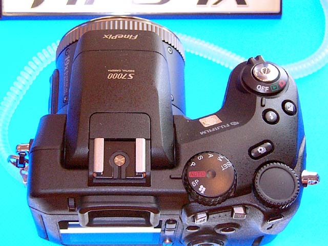 富士フイルム、一眼スタイルデジカメ「FinePix S7000」