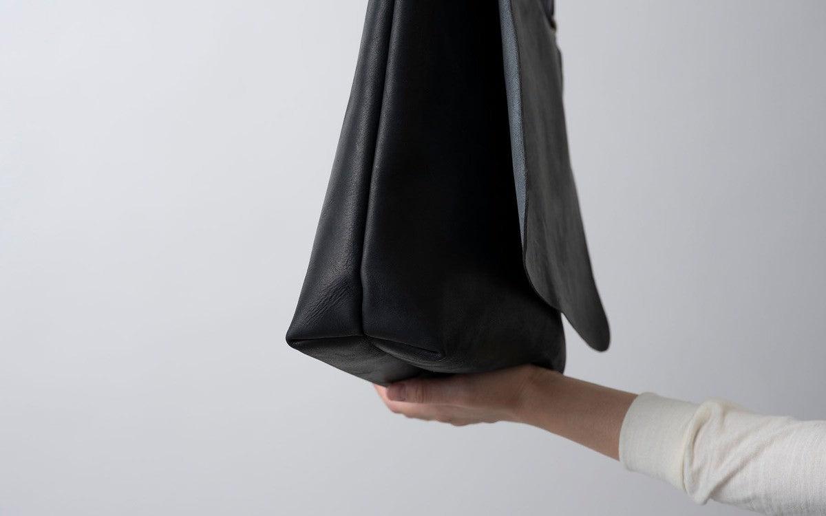 再入荷】レザーショルダーバッグ black ＜L＞フタつき – PINT_MN