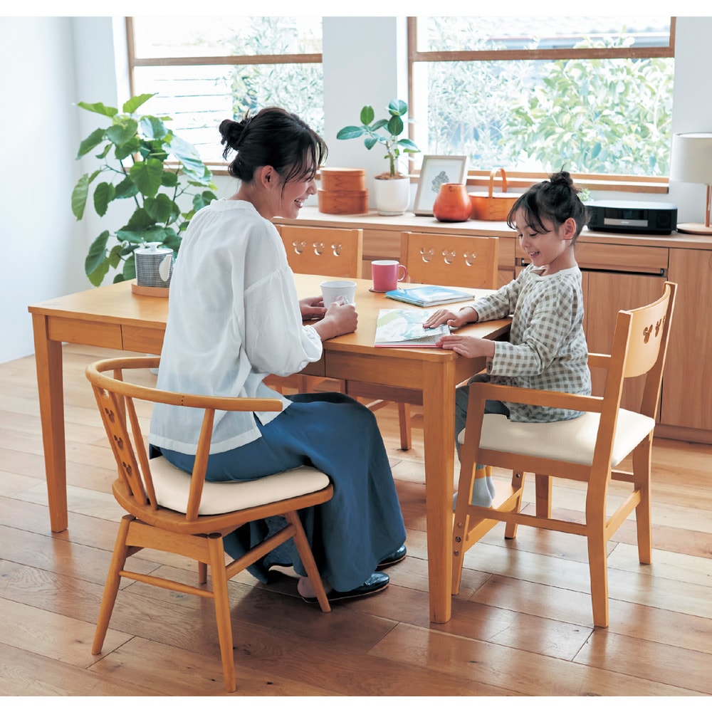 引かずに座れる。回転式座面のアームチェア「ミッキーモチーフ