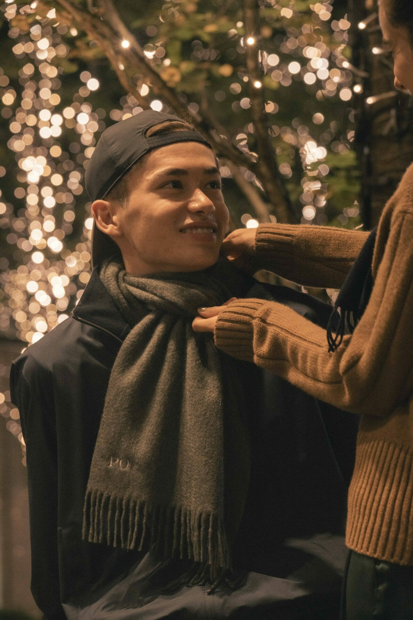 フードのように使える〈オーラリー〉の長い、長いマフラー。／僕らの