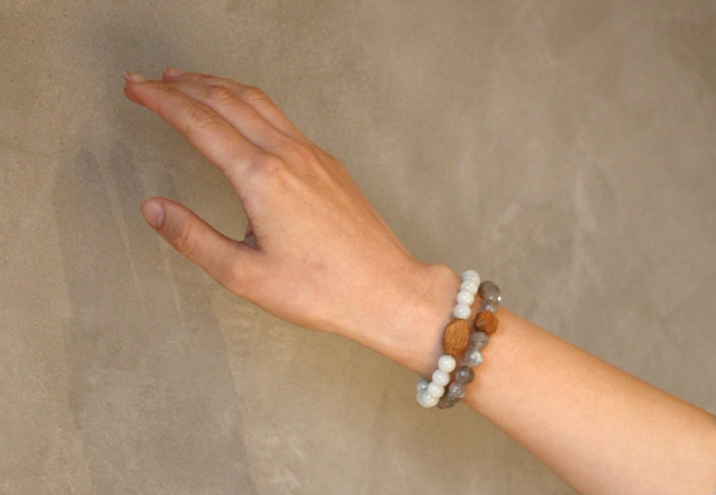 仏師の木珠を使った “おまもりブレス”が新しい、谷中の新名所。 | 株式