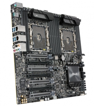 デュアルIntel Xeon CPUと4枚のビデオカードに対応し、メモリスロット