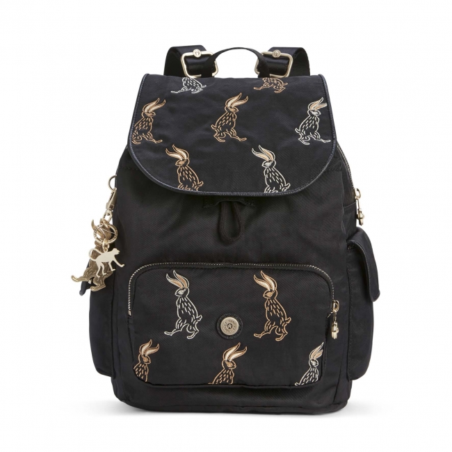 この秋のkiplingは、新進気鋭のデザイナー「Helen Lee」との