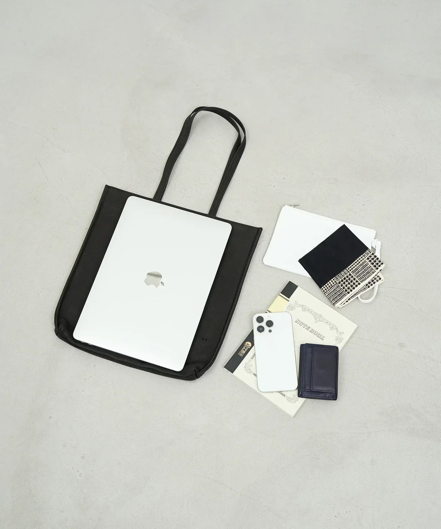 シンプルデザインの新作豚革トートバッグ - A4対応、日本製 – REN