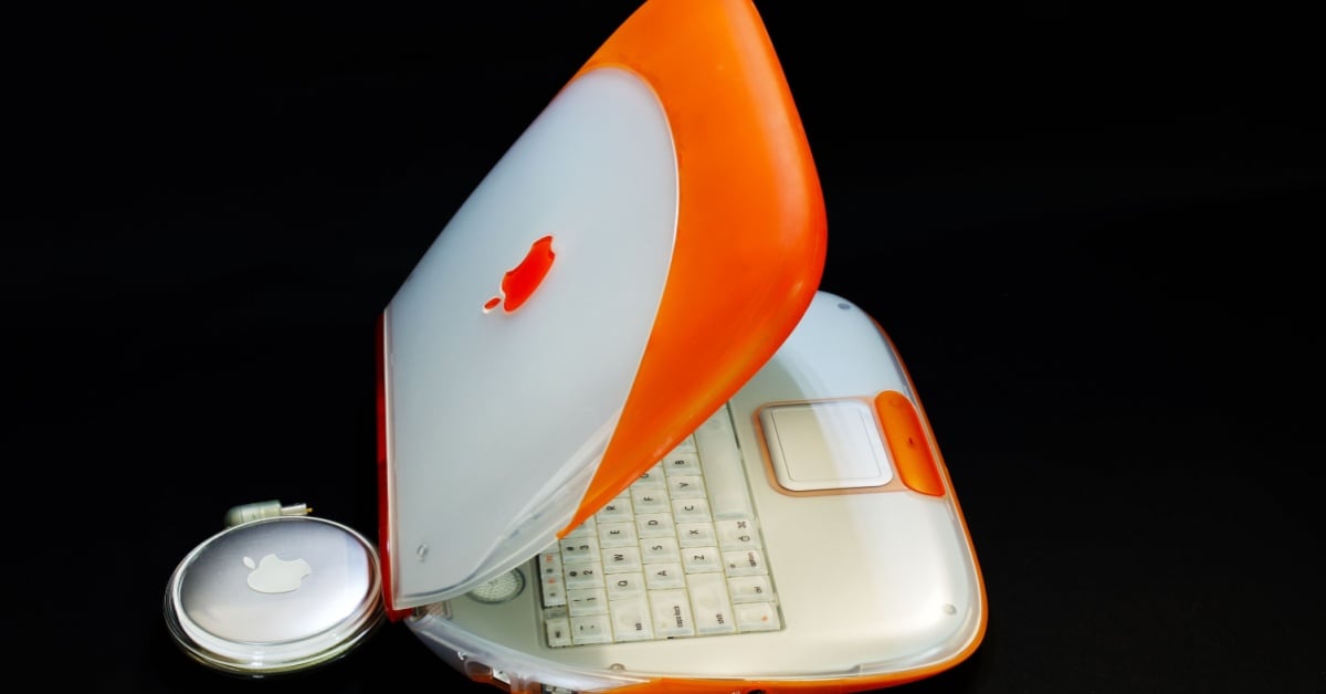 Apple's Clamshell iBook G3 turns 25 • The Register