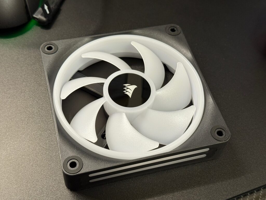 多彩なライティングが可能なハイエンドRGBファン、CORSAIR iCUE LINK