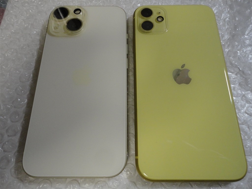 価格.com - 『iPhone15(左)とiPhone11(右)の裏面』Apple iPhone 15