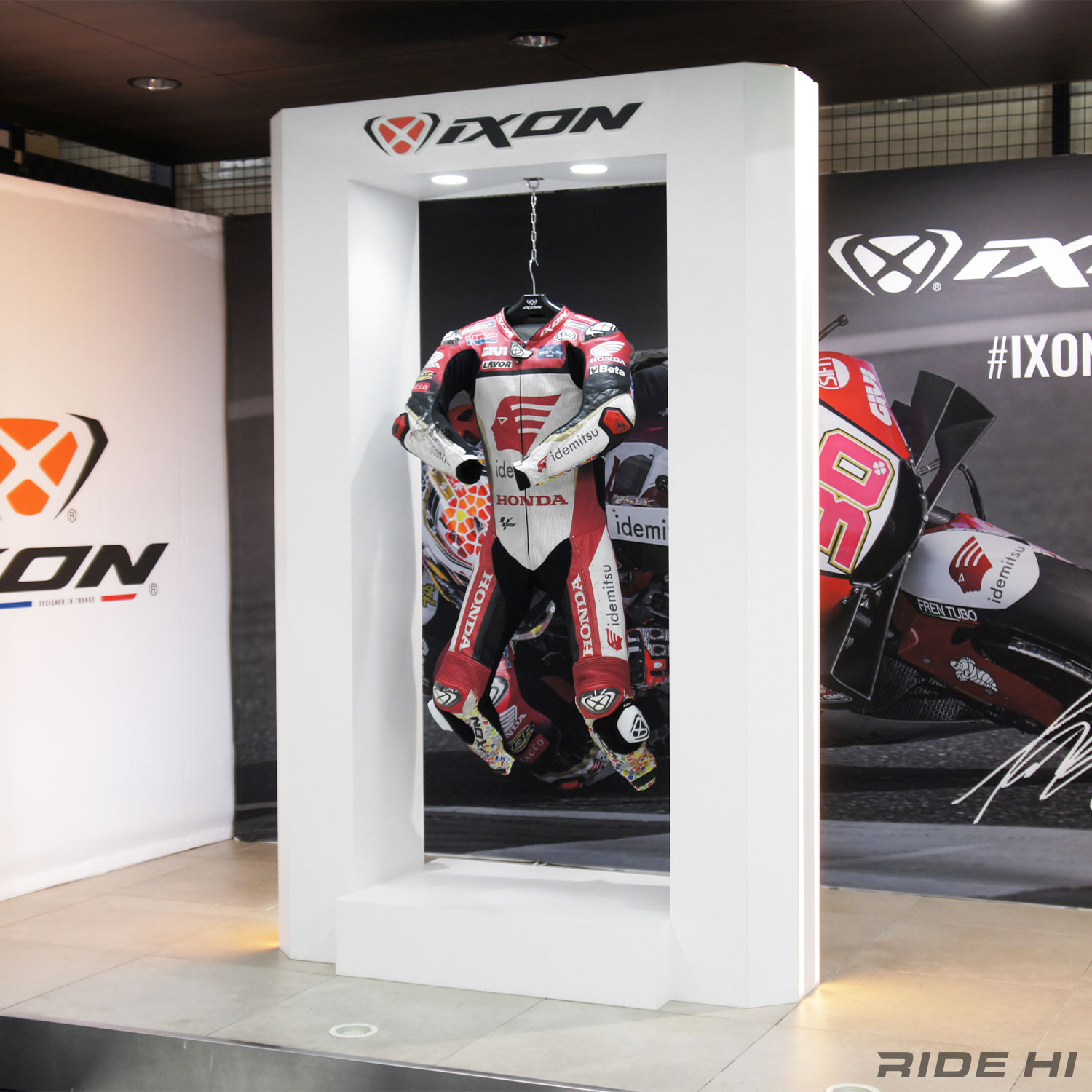 MotoGPライダー中上貴晶選手のIXON製実物レザースーツがライコランド