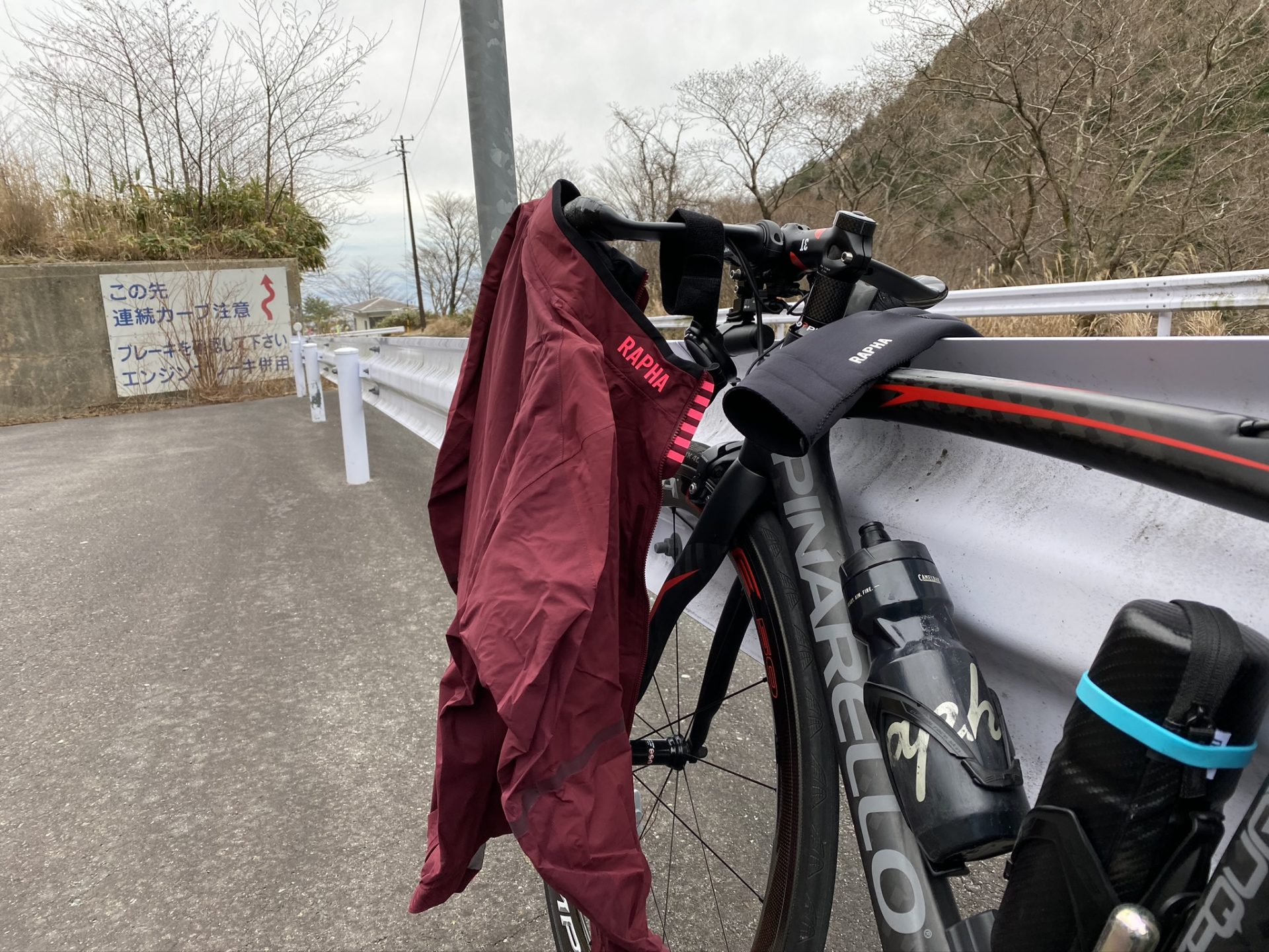 Rapha】PRO TEAM 「Race Cape」のレビュー | 理系な人の趣味ブログ