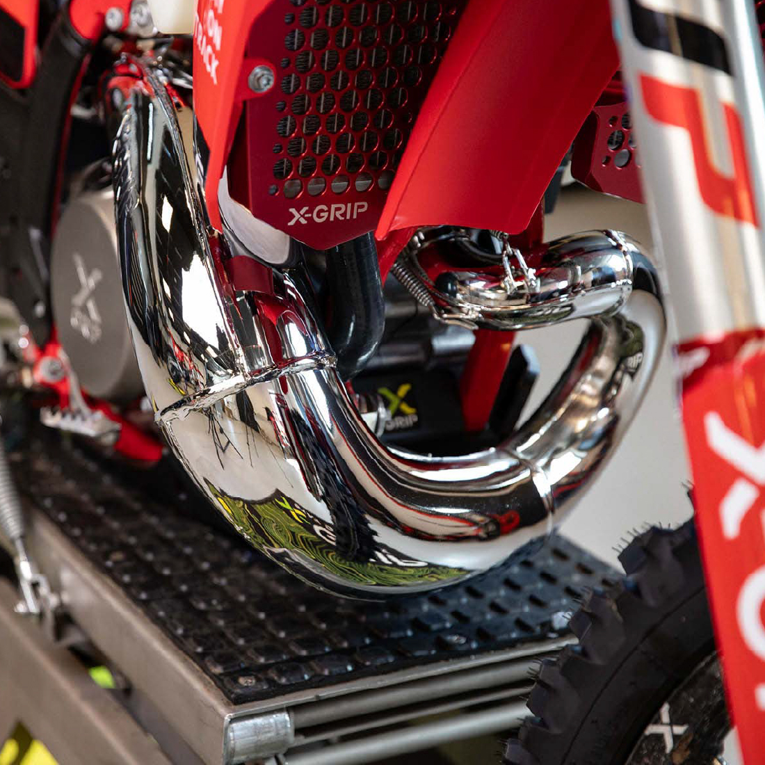 チャン 複数の異素材パーツとボリューム感ある ソールの組み合わせがユニーク