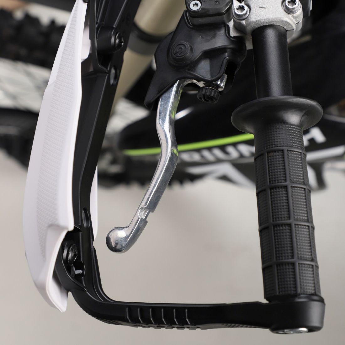 ピークハンド+α カリブ② Amazon | アルミ製 ハンドル グリップ 22.2mm バーエンド 一体型 銀