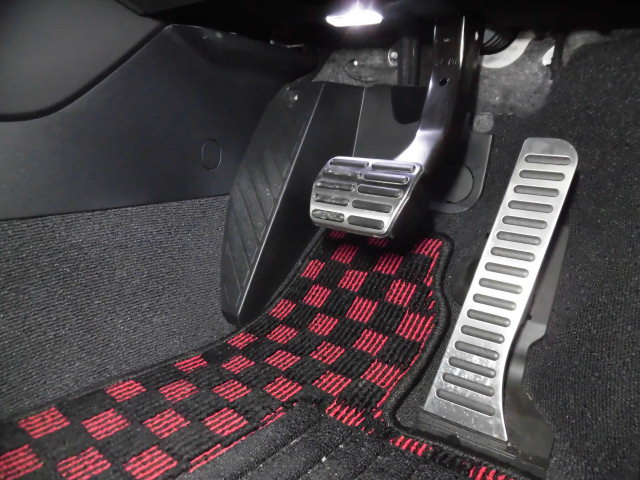 AUDI アウディ TT 8J RSスタイルフロントグリル&OSIR フットレスト装着