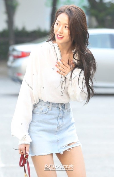 AOAソリョン、クラッシュデニムの超ミニスカートで美脚アピール