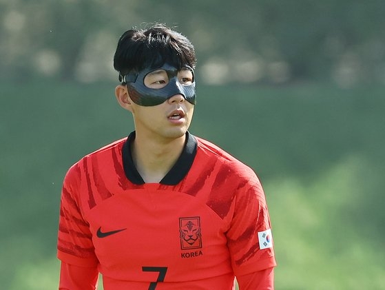 W杯サッカー＞「ブラックマスクマン」孫興民「全力疾走に問題ない