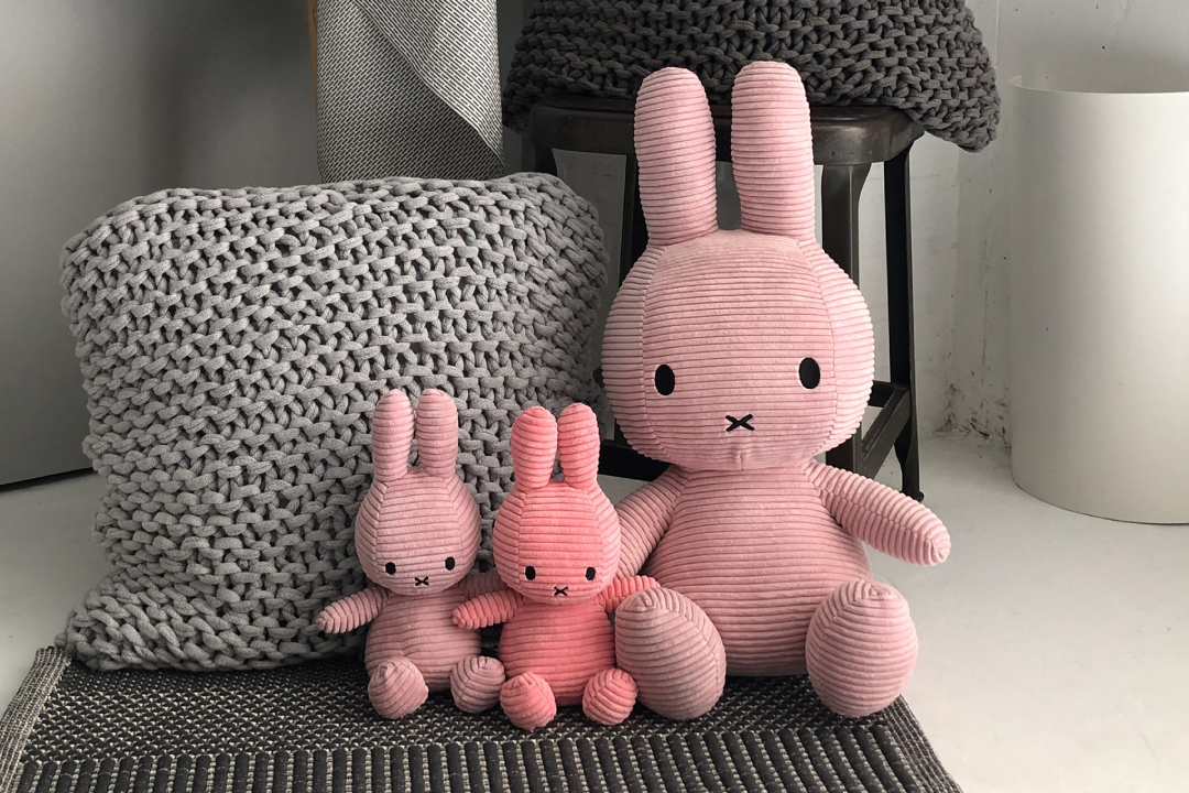 コーデュロイの縞模様が大人っぽくて可愛い♪ カラフルなミッフィーの