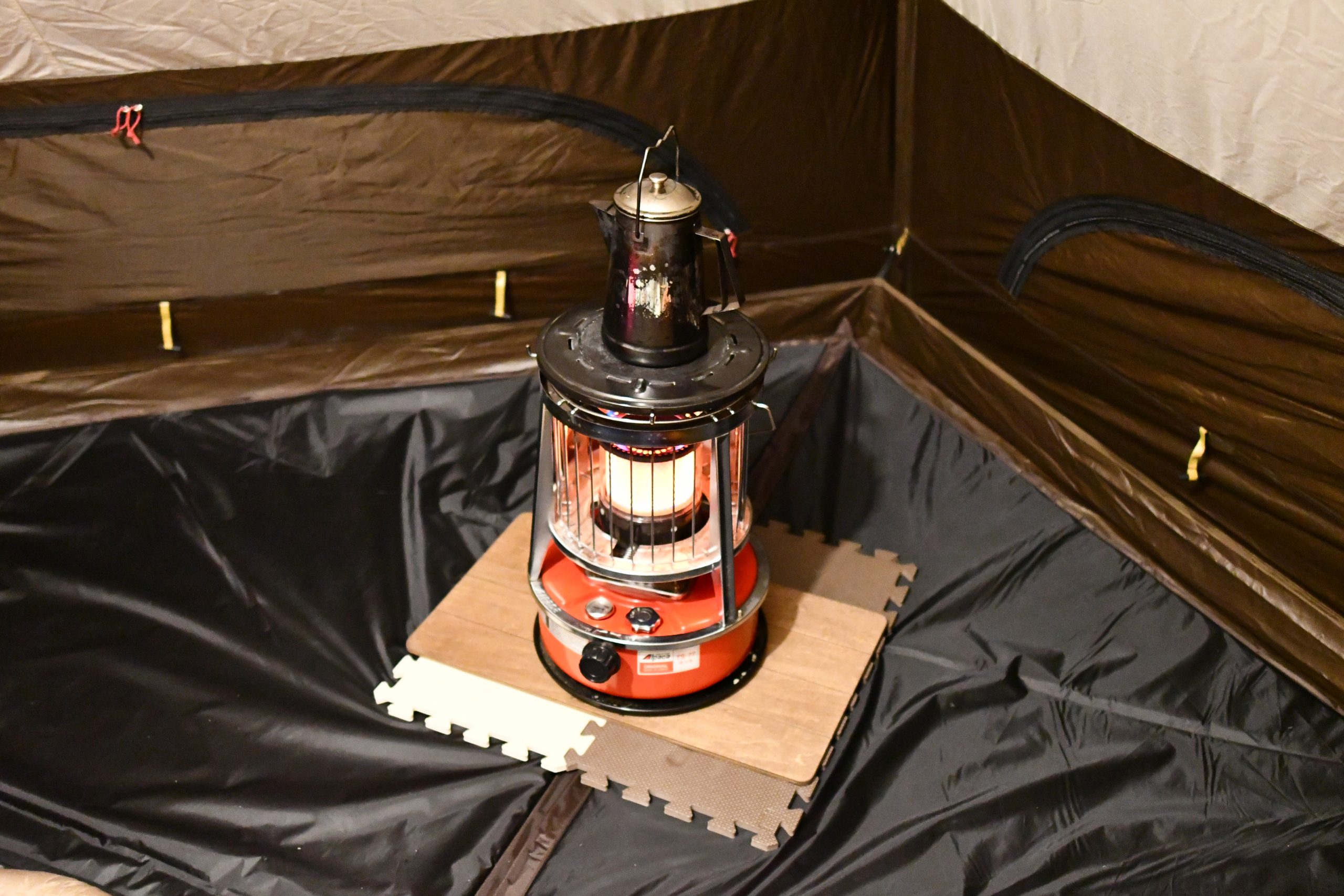 吊り下げ式のハーフインナーが石油ストーブのやけど防止に効果大