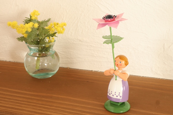 花を持つ少女アネモネ – ドイツ・ザイフェンの木のおもちゃ seiffen