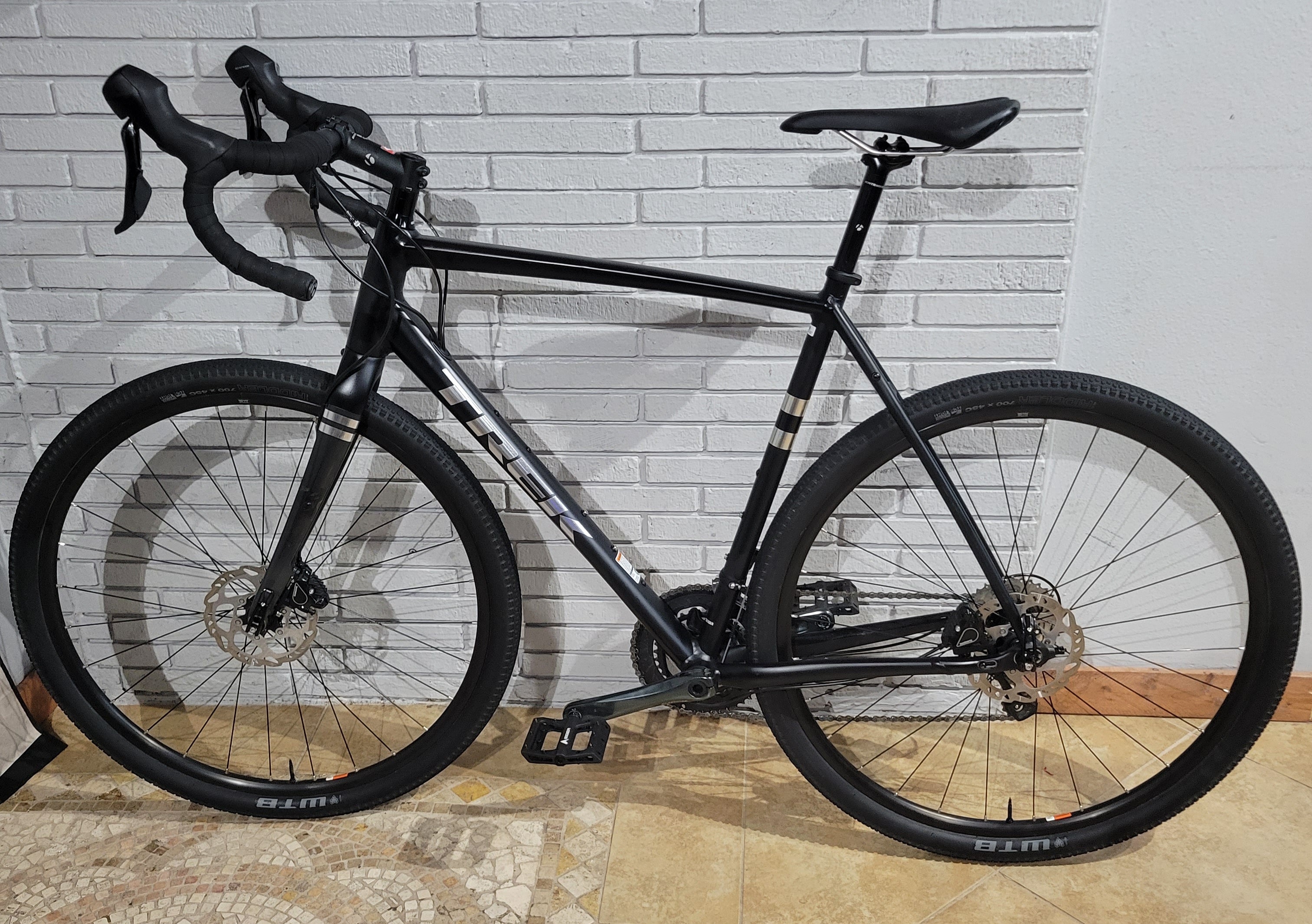 2019 Trek Checkpoint ALR4 Black/Silver 58cm – South Tampa Bicycle Co.