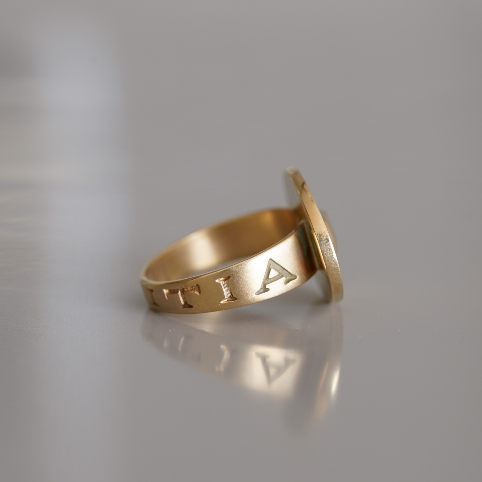 Love Token Ring / Hand 10K (Gabriella Kiss) - SOURCE objects