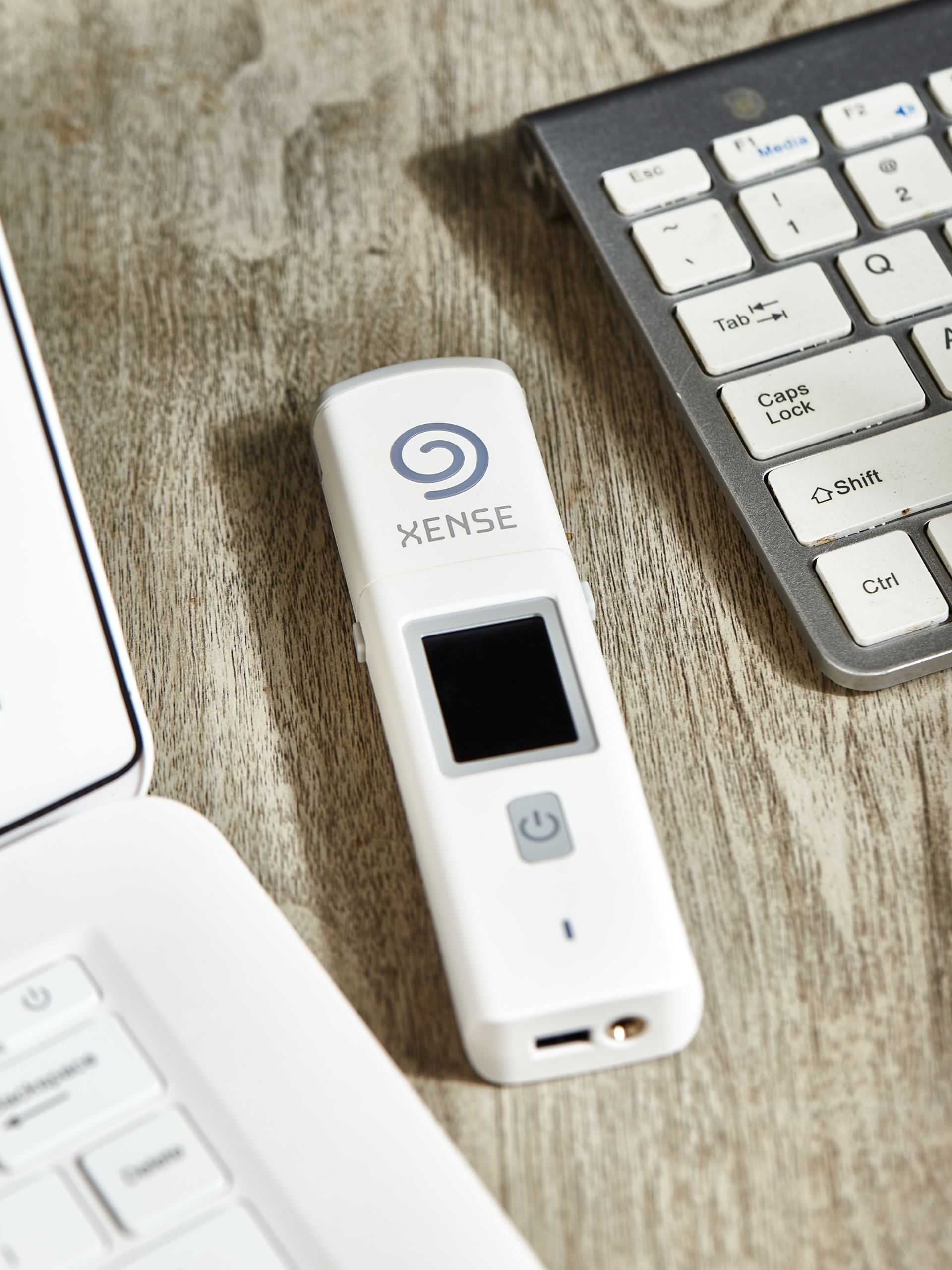 センサー交換式でコスト削減できるアルコールチェッカー。スマホとの