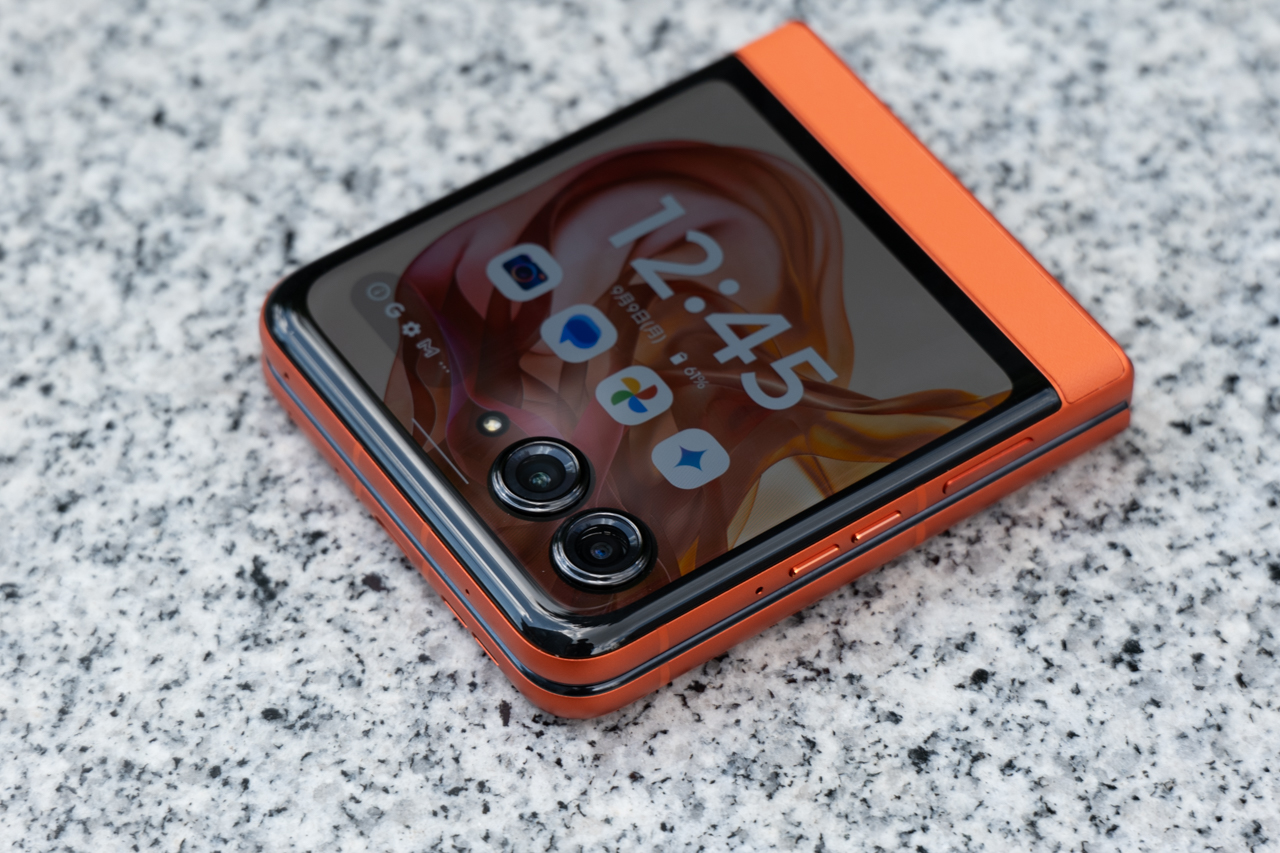 motorola razr 50 レビュー！官能的、これを待ってた縦折りスマホ