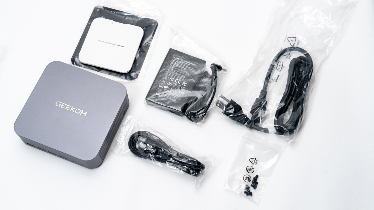 小型PCのくせに最強性能！Core Ultra 9/RAM 32GB/SSD 2TBの「GEEKOM