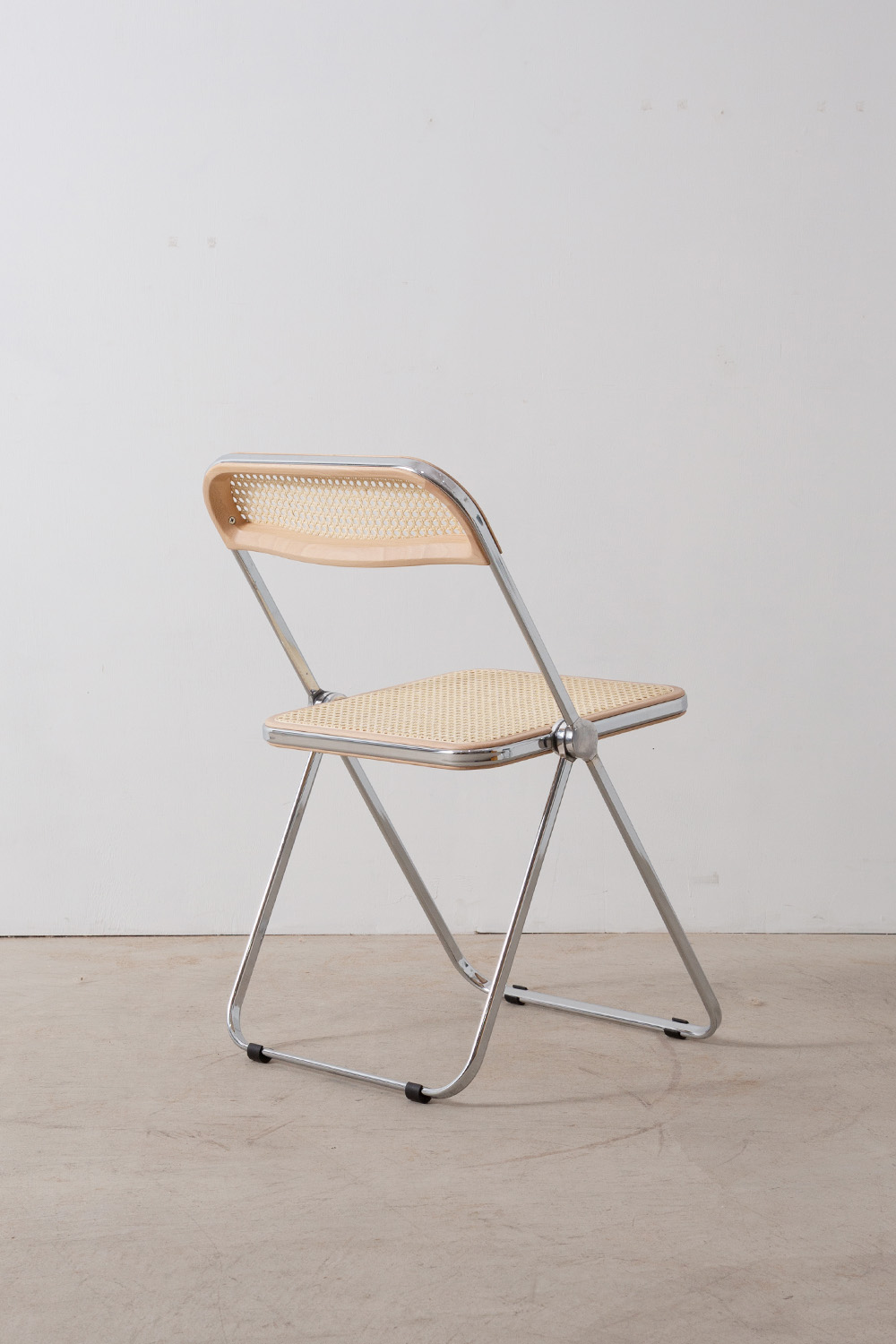 stoop | Plia Chair by Giancarlo Piretti for ANONIMA CASTELLI in