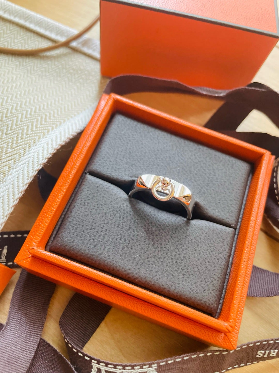 さっそく毎日のように使う エルメス コリエドシアン シルバーリング