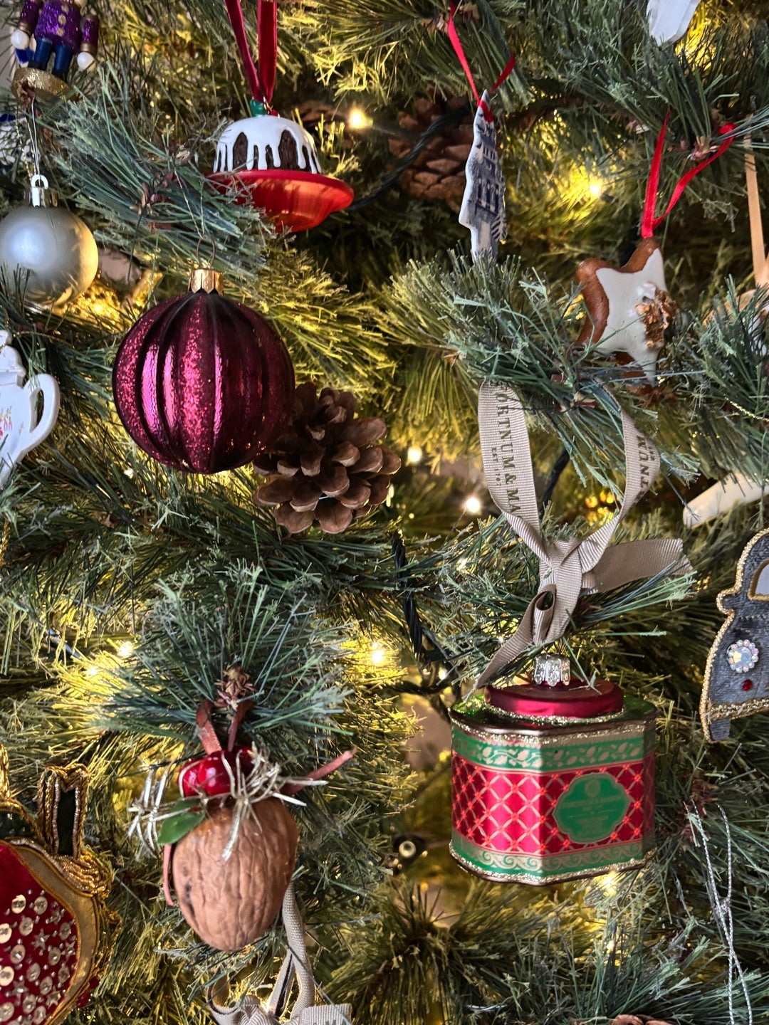 ティータイムがテーマのクリスマスツリー 飾りました！ | スチュワード