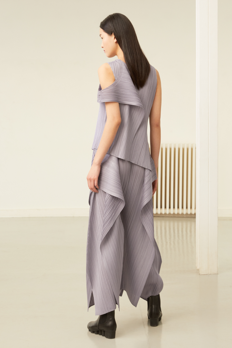 プリーツ プリーズ イッセイ ミヤケの優美な「ドレープ プリーツ」を