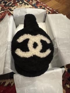 入手困難 ☆ CHANEL イヤーマフ ロゴ入りモコモコ 耳あて - メルカリ