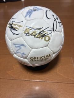 ヴィッセル神戸ポドルスキー在籍時全選手サイン入りボール - メルカリ